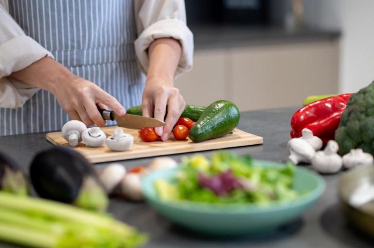 Utility Knife vs. Paring Knife What’s the Difference?