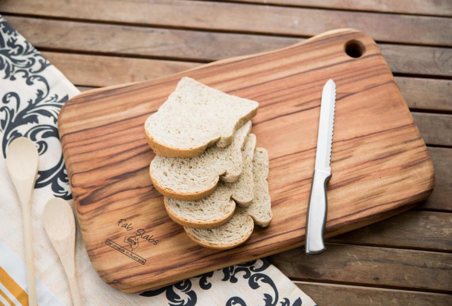 Bread and serrated knife on cutting board