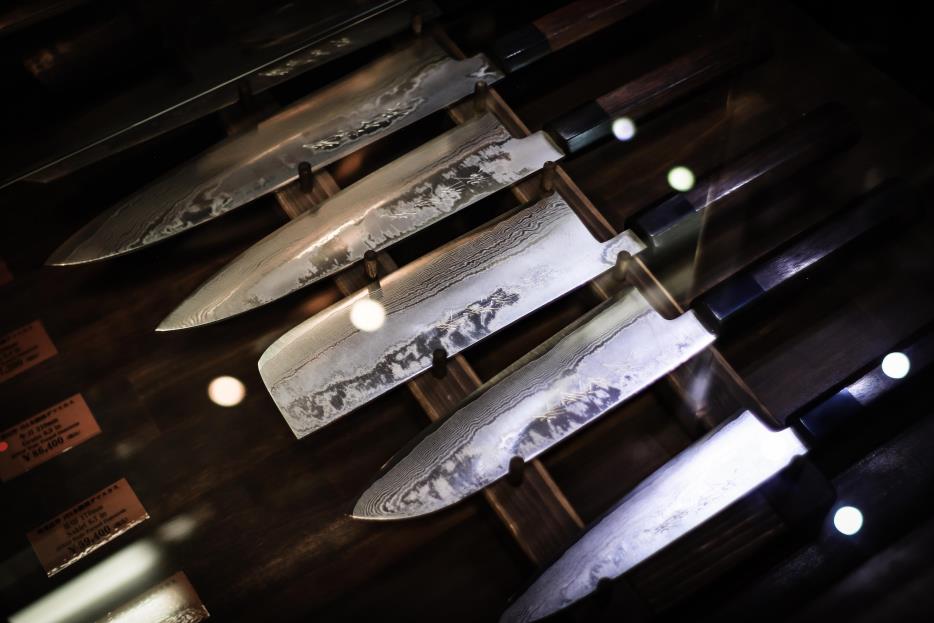 What type of kitchen knives should you sell in your store