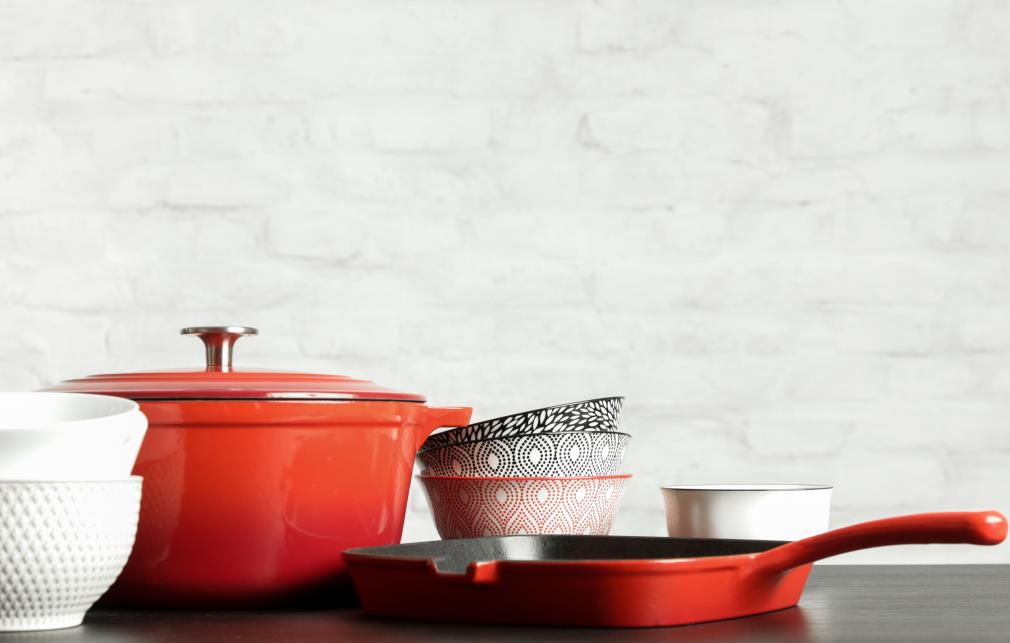 Cookware set Red enameled cast iron pot, saucepan and bowls
