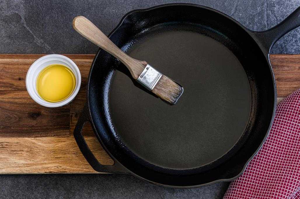 Oiling cast iron cookpan