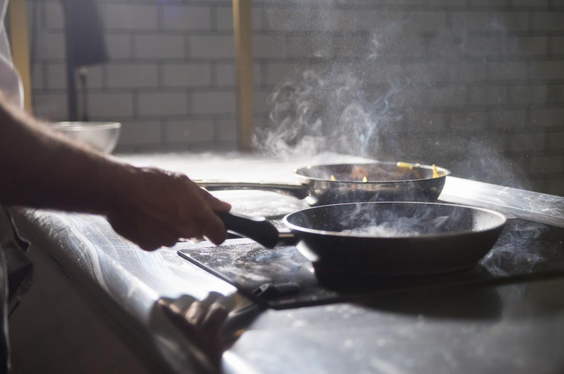 Person hold a carbon steel frying pan