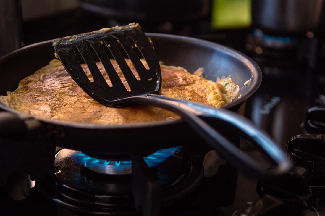 Frying omelette in non-stick pan