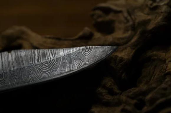 ダマスカス vs カーボン vs ステンレス鋼の注目画像